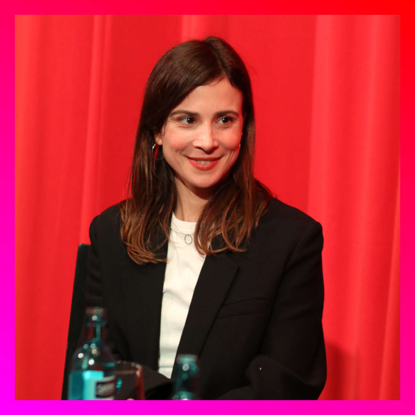 Filmgespräch: Regisseurin und Schauspielerin Aylin Tezel über FALLING INTO PLACE