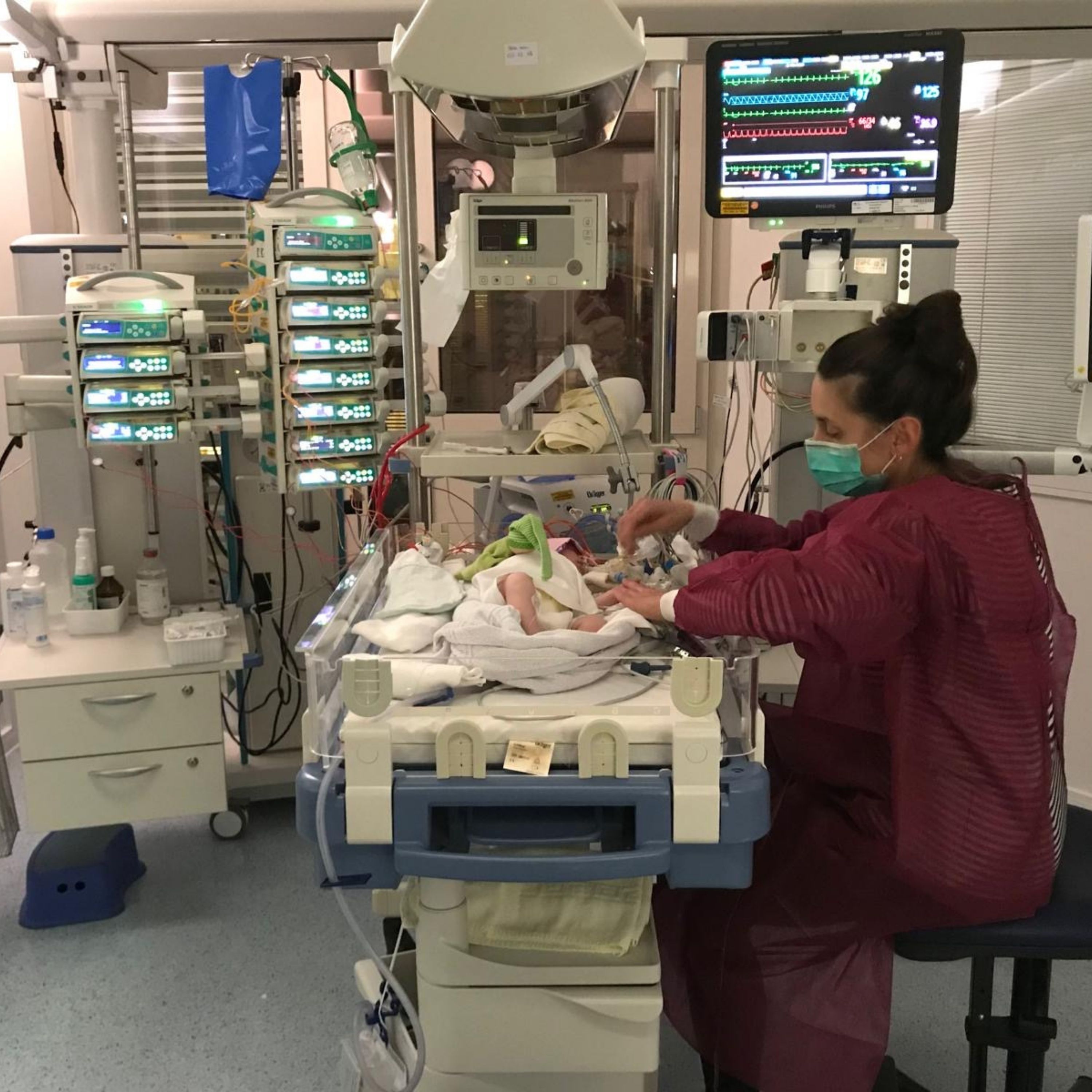 220 | Julia (Teil 2) - Vaginale Beckenendlagengeburt mit Einleitung und Dammschnitt, Hoher Blutverlust, Intensivstation, Kleine Geburt, Nabelschnurrvorfall, Sekundärer Kaiserschnitt,  Intensivneonatologie episode artwork